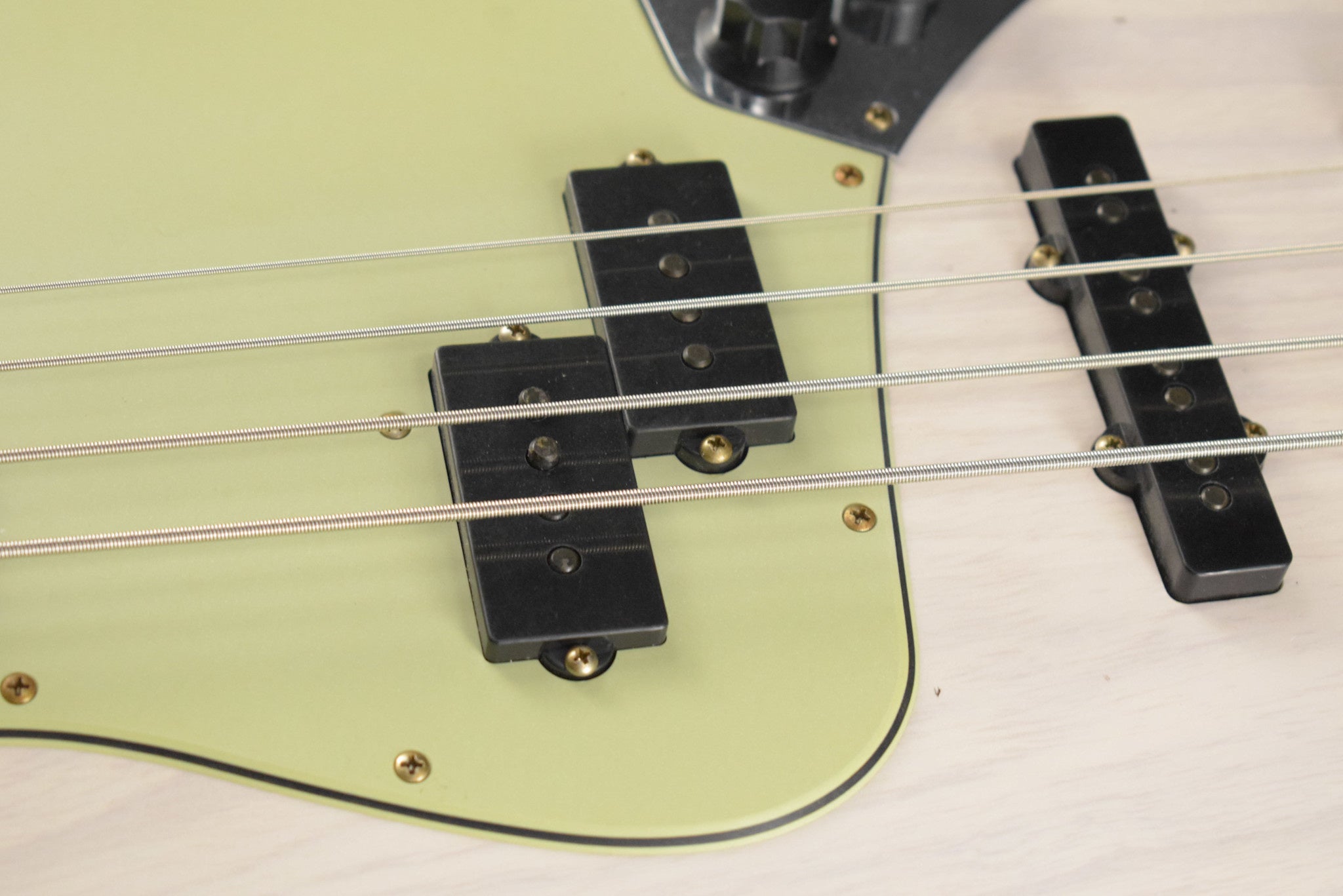 Fender Limited Edition Jazz Bass Special Journeyman Relic White