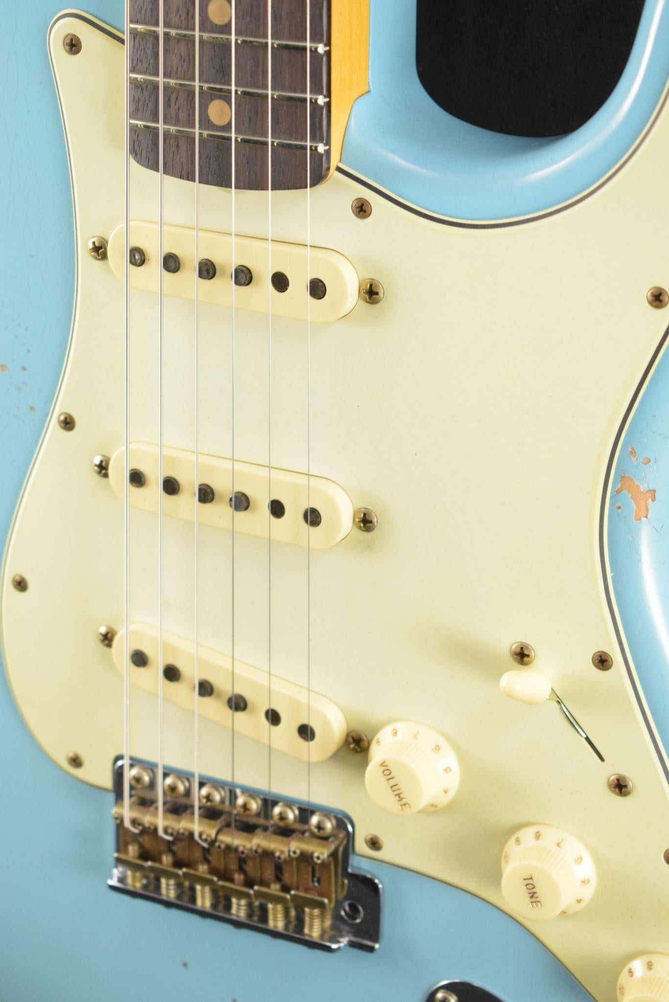 Fender Limited Edition 1964 L-Series Stratocaster Heavy Relic Aged Daphne Blue 3A Rosewood Fingerboard