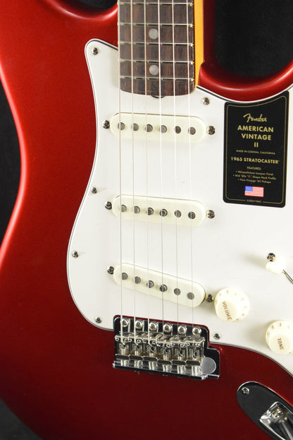 Fender American Vintage II 1965 Stratocaster Candy Apple Red Round-Lam Rosewood Fingerboard