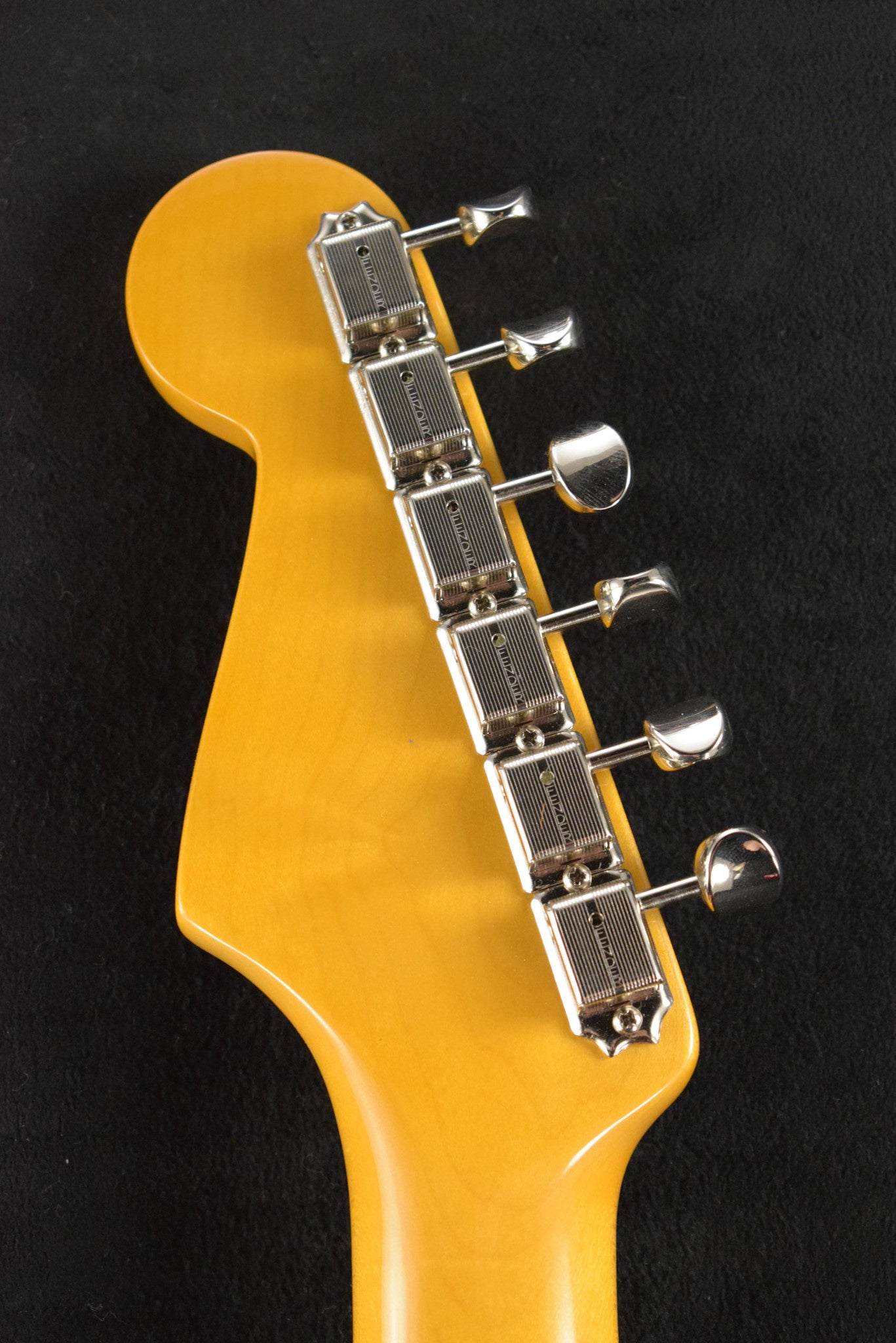 Fender American Vintage II 1965 Stratocaster Candy Apple Red Round-Lam Rosewood Fingerboard