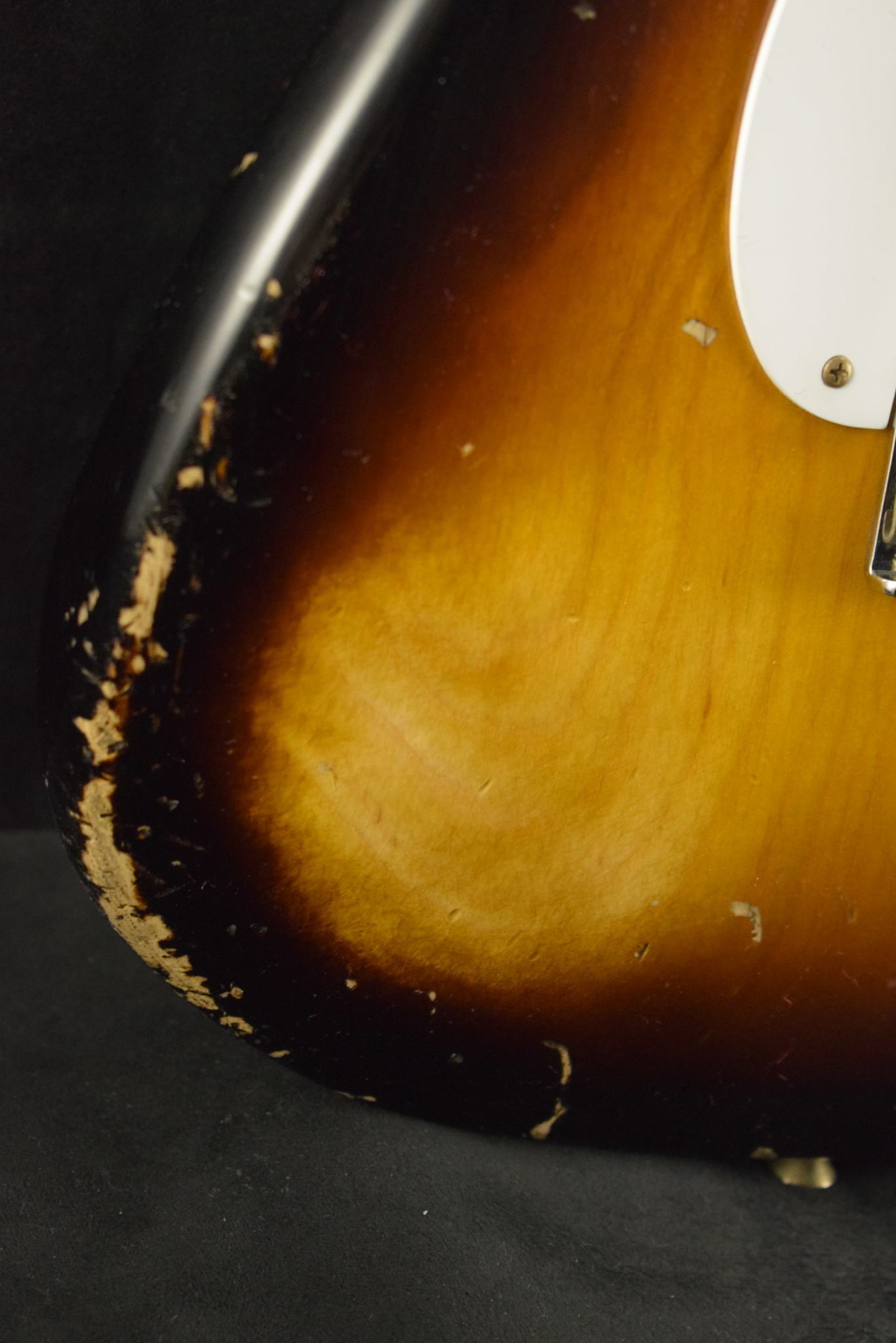 Fender Limited Edition 70th Anniversary 1954 Stratocaster Heavy Relic Wide-Fade 2-Color Sunburst