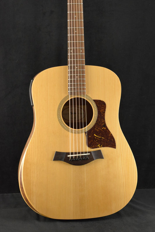 Taylor Academy 10e Dreadnought Walnut/Torrefied Spruce Natural