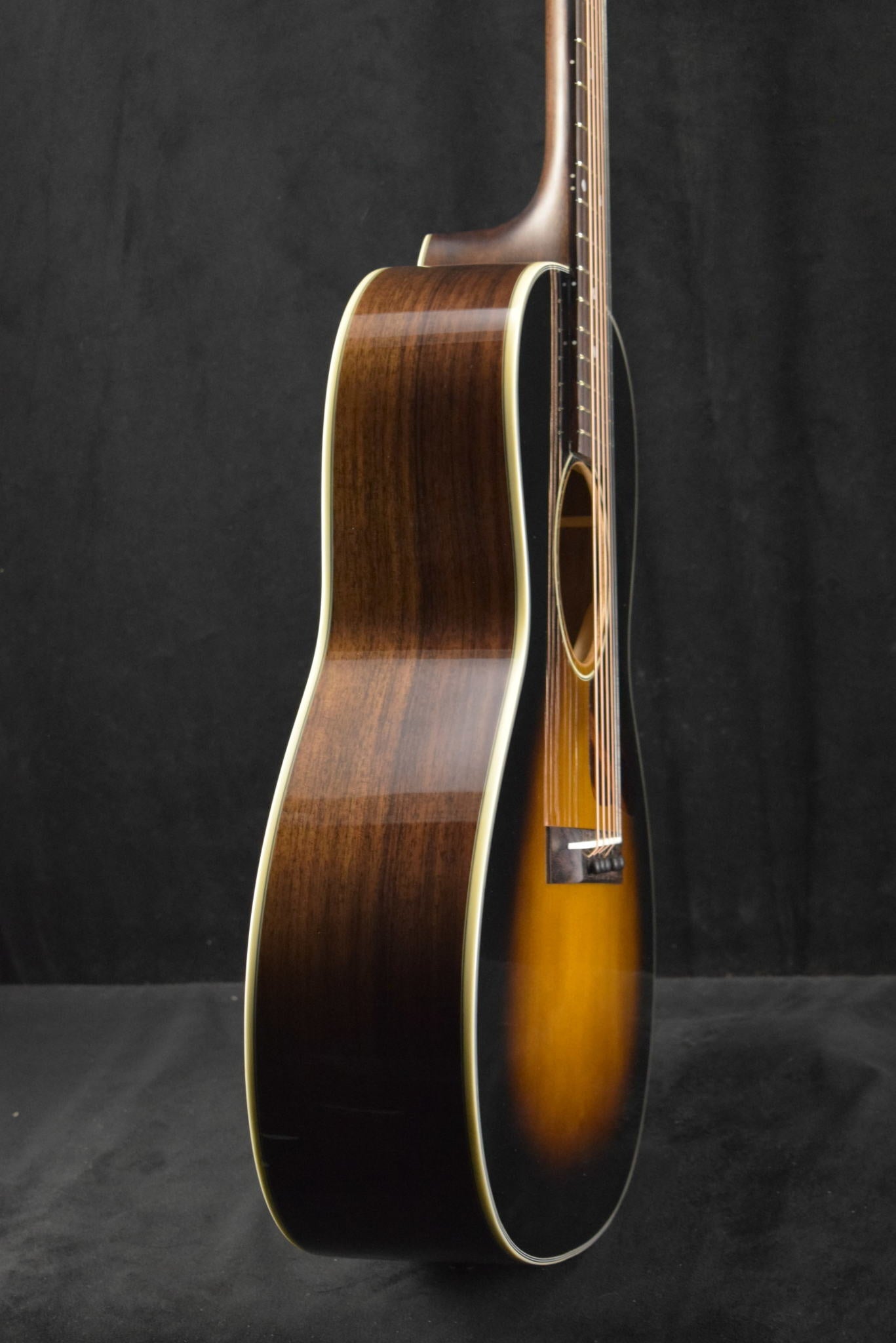 Eastman E20OOSS-TC OO-Style Concert Sloped Shoulder Thermo Cured Top Sunburst Truetone Gloss