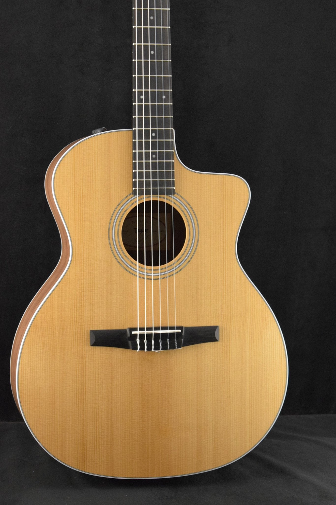 Taylor 214ce-N Nylon-String Natural