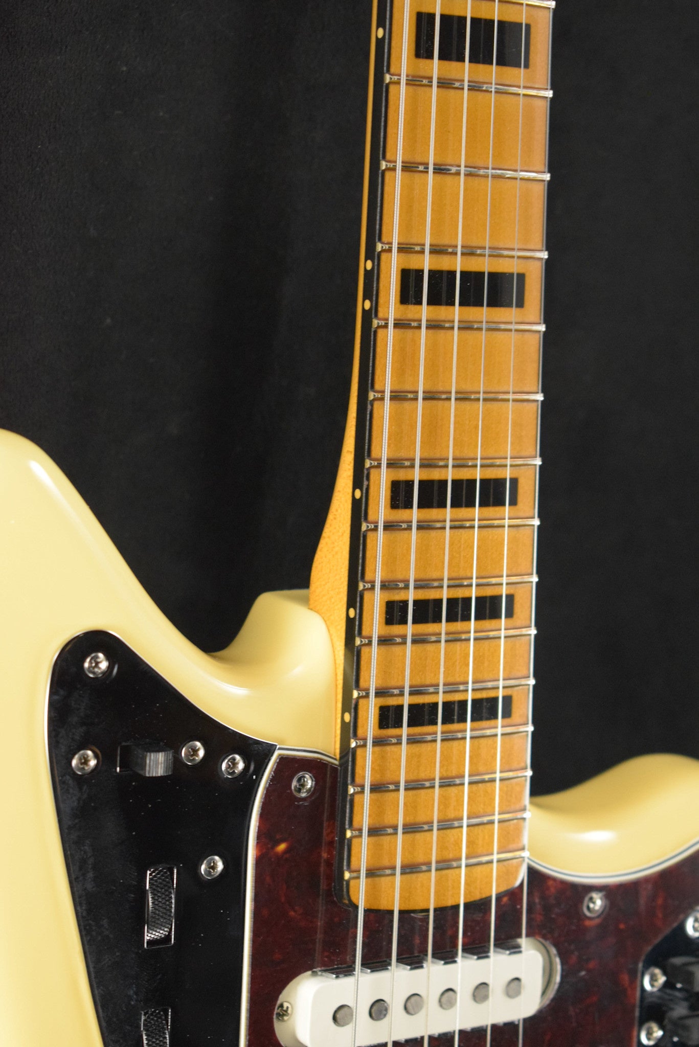 Fender Vintera II '70s Jaguar Vintage White Maple Fingerboard