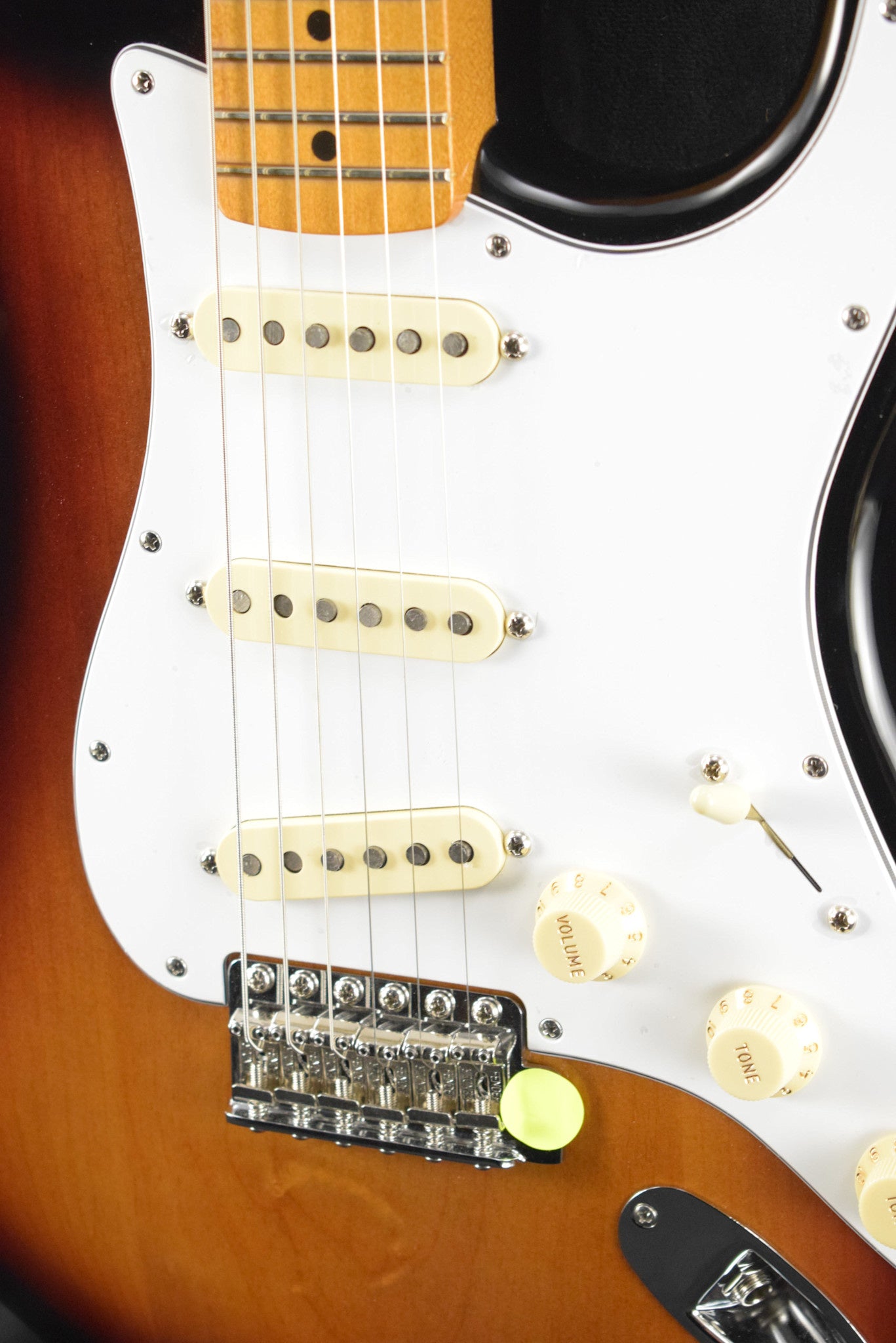 Fender Jimi Hendrix Stratocaster 3-Color Sunburst Maple Fingerboard