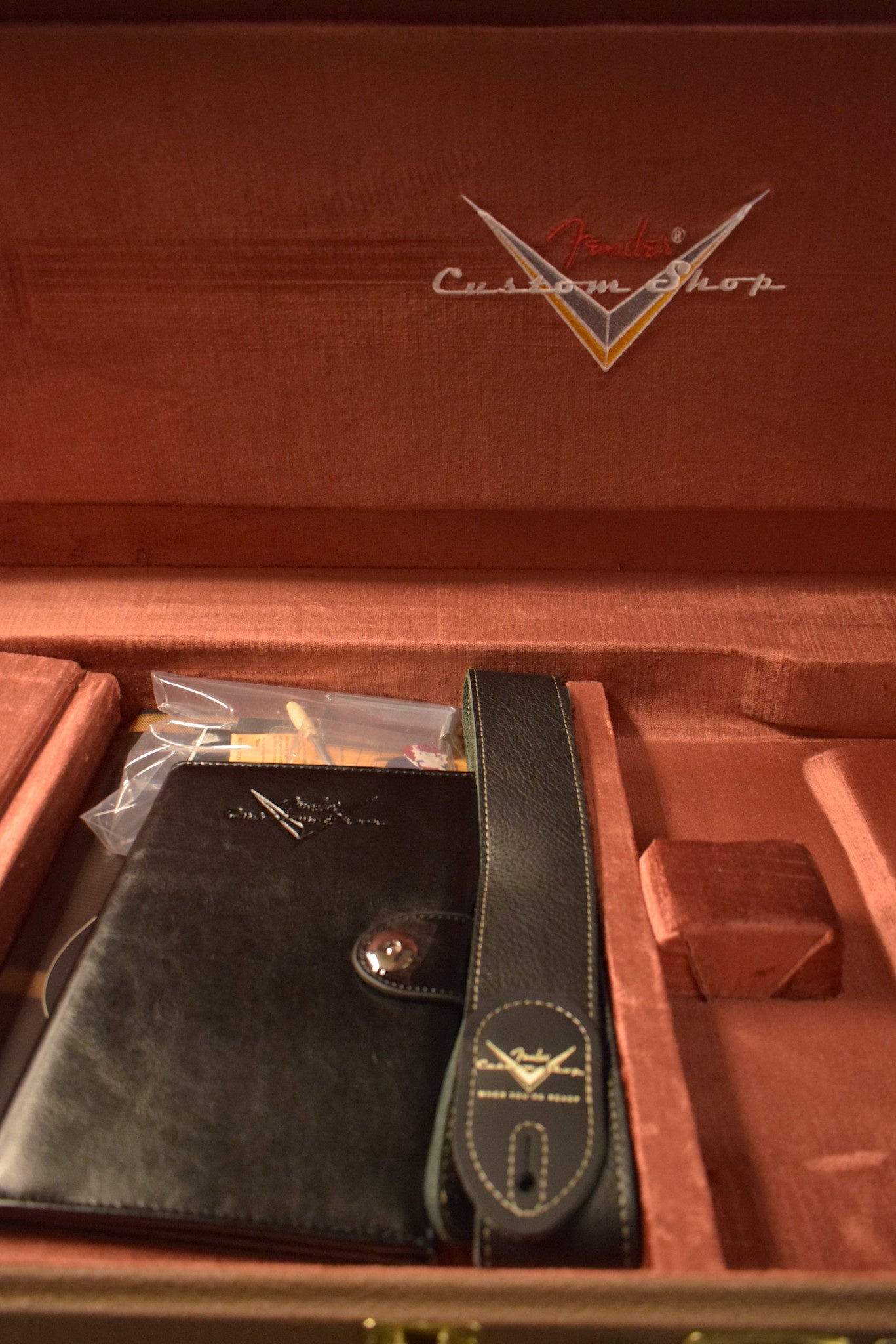 Fender Limited Edition '60 Stratocaster Relic - Faded Aged Tahitian Coral 3A Rosewood Fingerboard