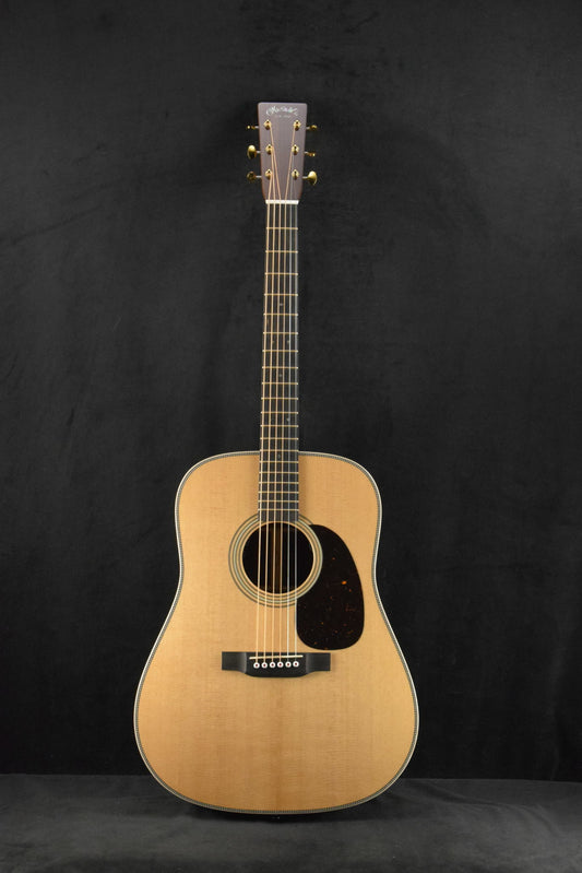 Martin D-28E Modern Deluxe Fishman Aura VT Blend Acoustic-Electric Natural