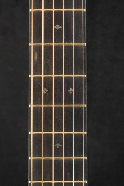 Martin D-28E Modern Deluxe Fishman Aura VT Blend Acoustic-Electric Natural