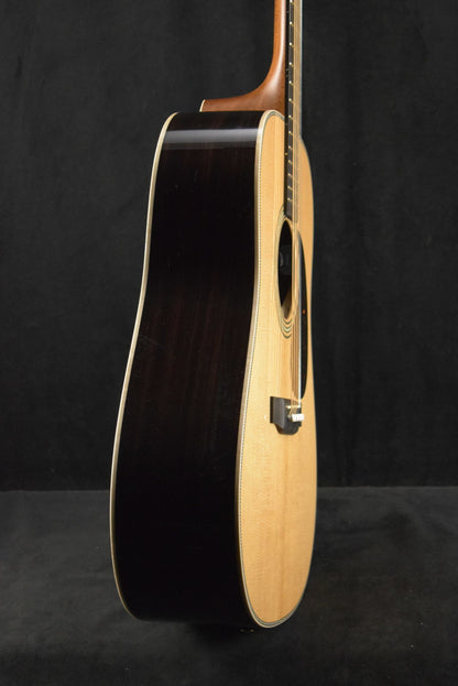 Martin D-28E Modern Deluxe Fishman Aura VT Blend Acoustic-Electric Natural