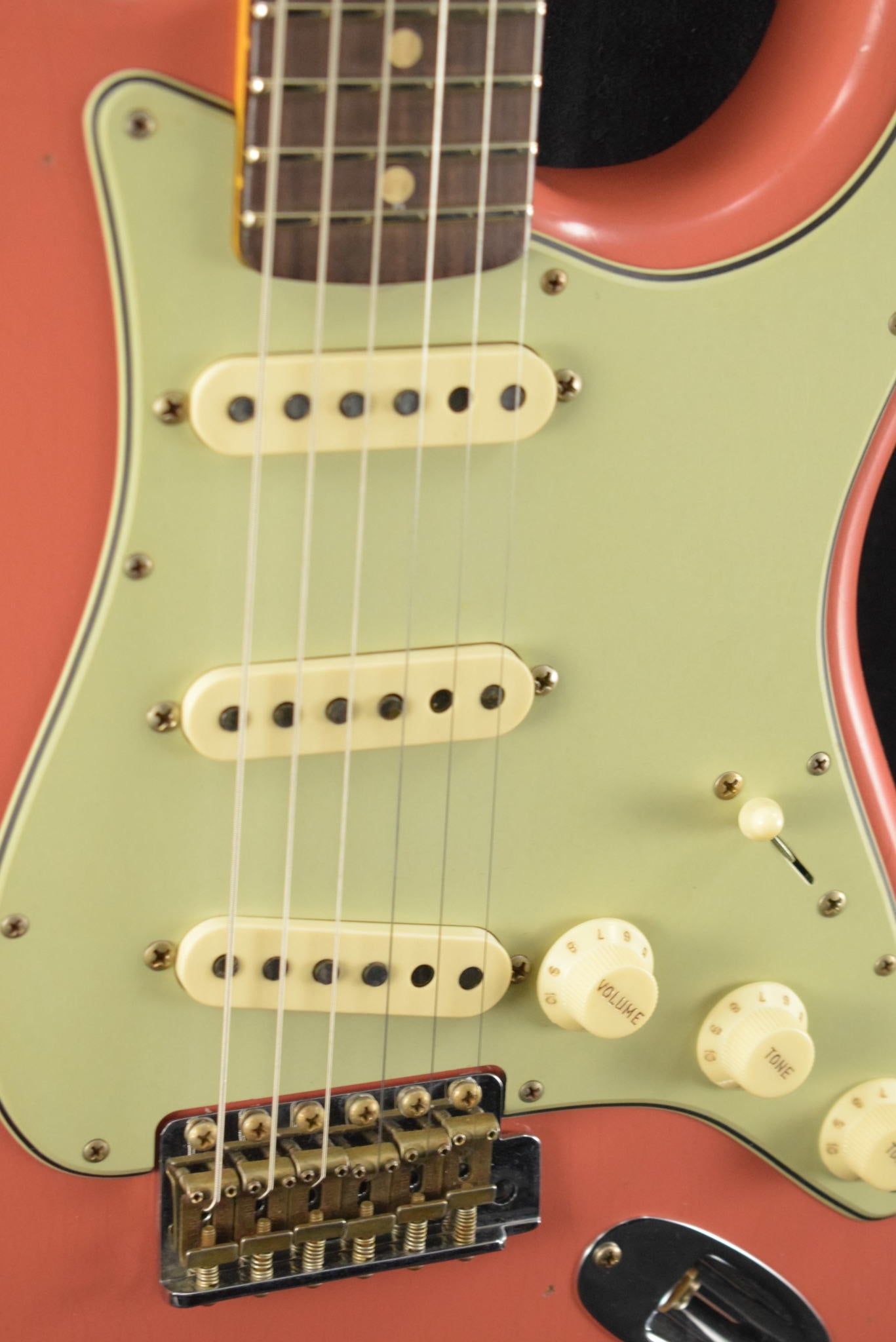 Fender Limited Edition '60 Stratocaster Relic - Faded Aged Tahitian Coral 3A Rosewood Fingerboard