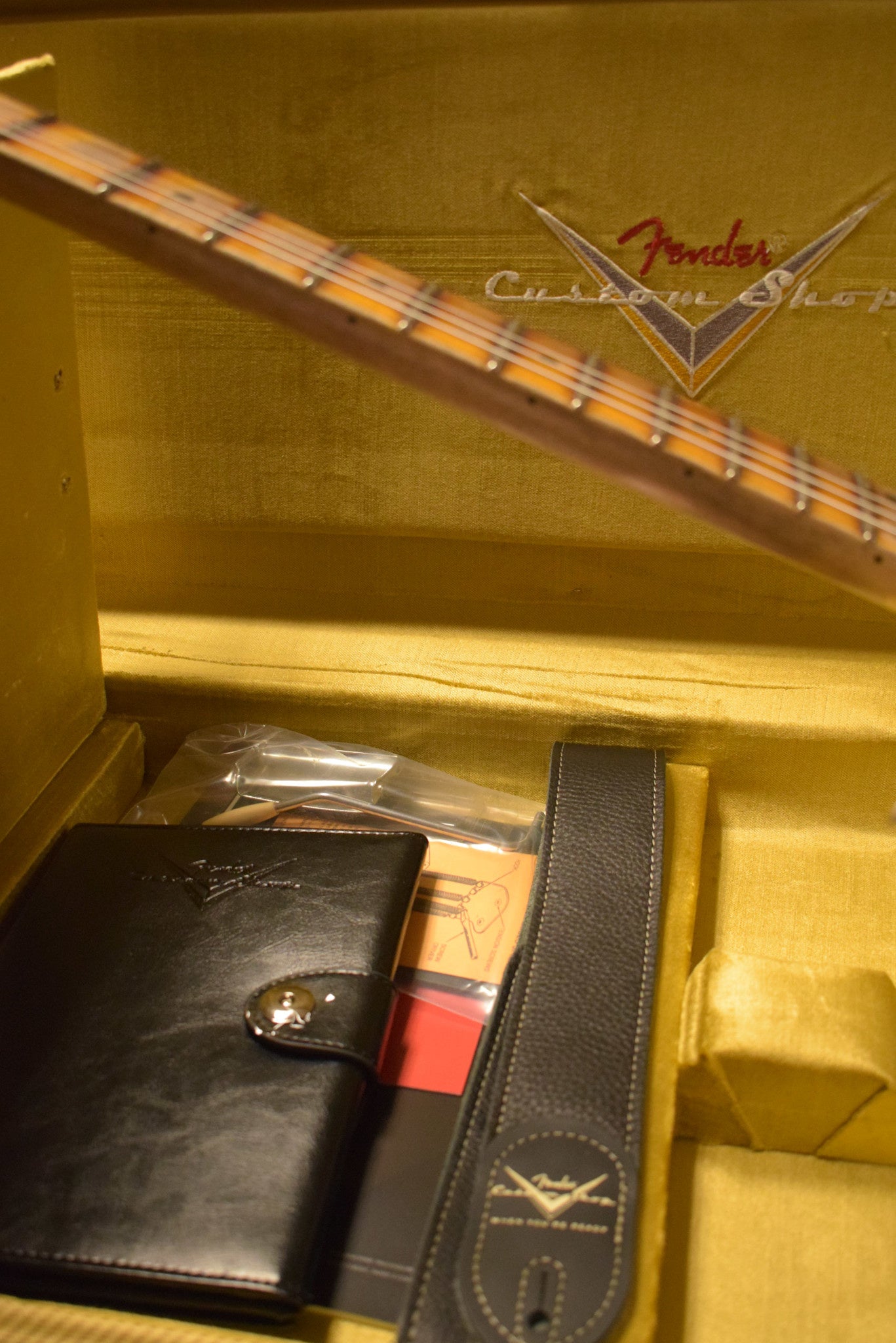 Fender 1957 Stratocaster Heavy Relic Aged White Blonde 1-Piece Rift Sawn Maple Neck Fingerboard