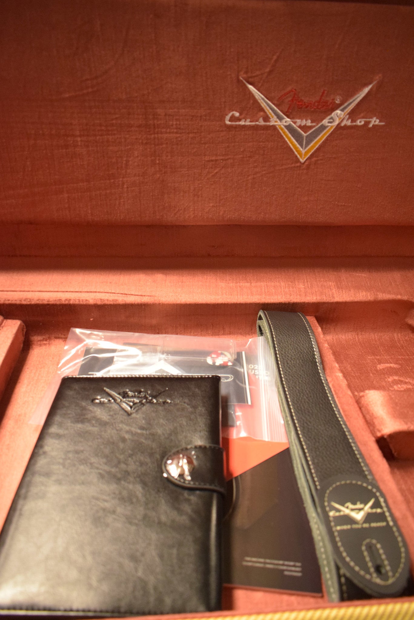 Fender Limited Edition P-Jazz Bass Relic Chocolate 3-Color Sunburst 1-Piece Quartersawn Maple Neck Fingerboard