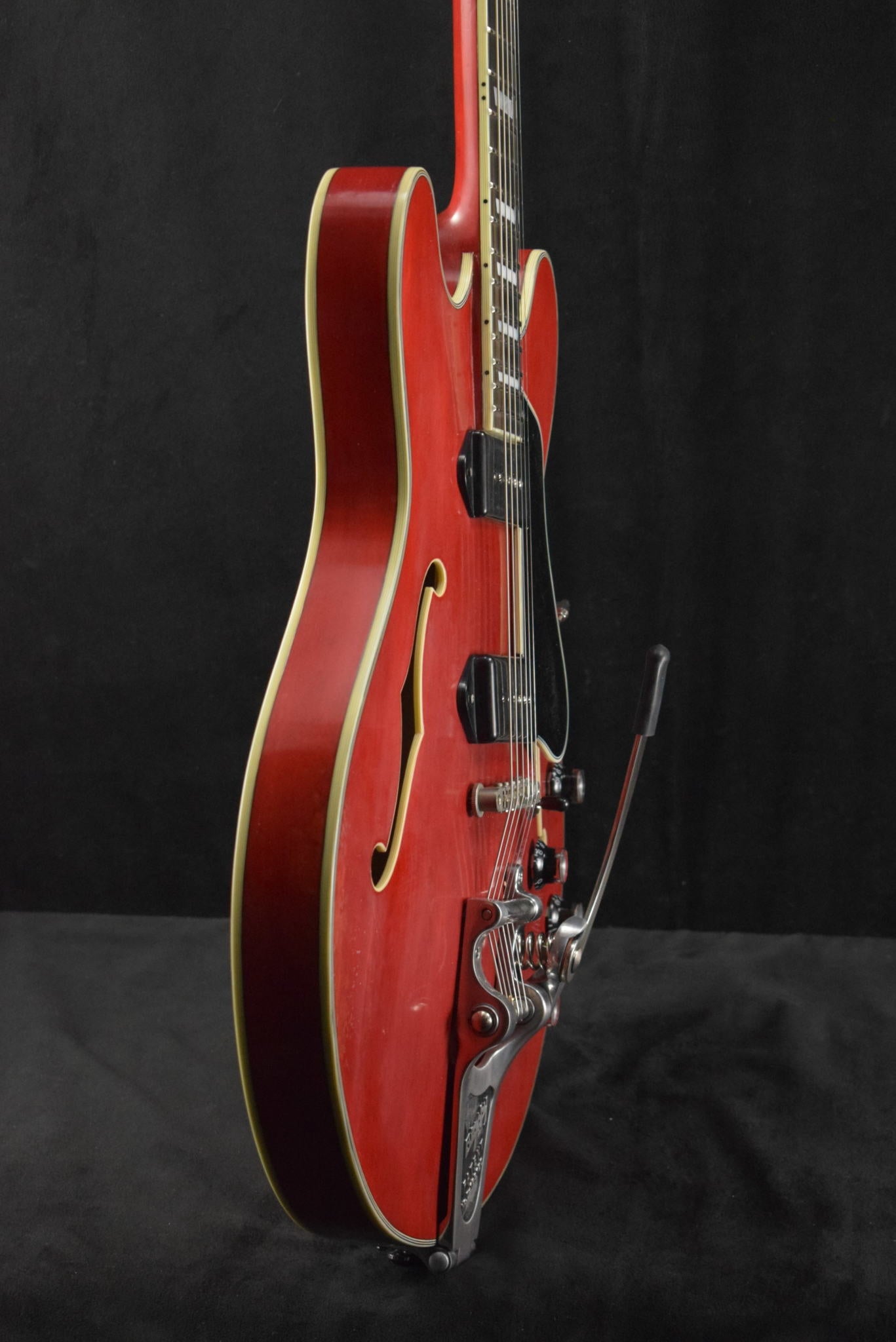 Eastman T64/V-RD Thinline Bigsby Antique Varnish Red Finish