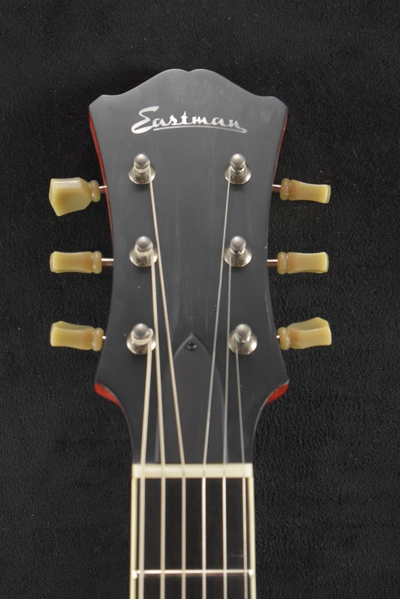 Eastman T64/V-RD Thinline Bigsby Antique Varnish Red Finish